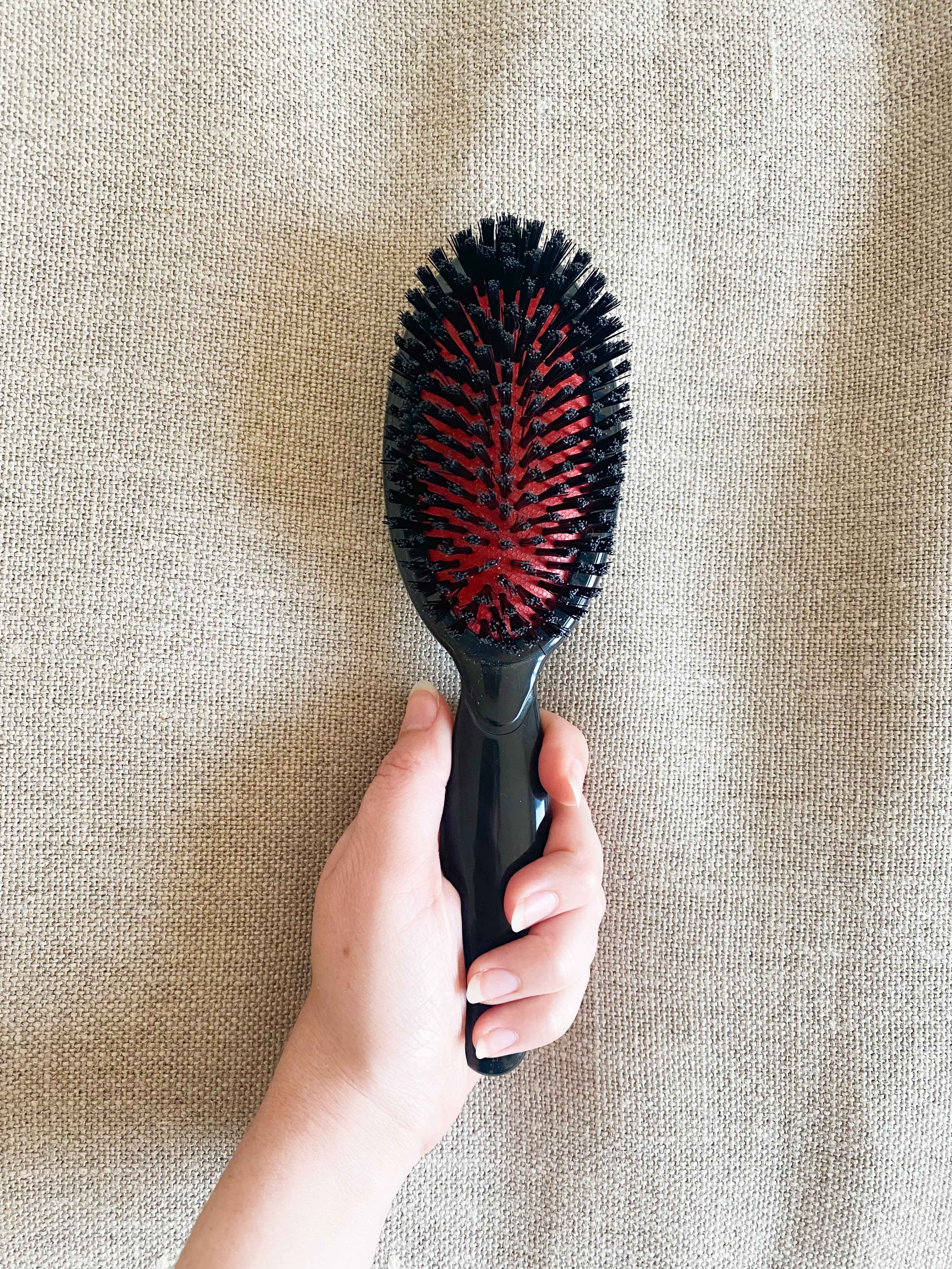 COMMENT NETTOYER SA BROSSE À CHEVEUX RAPIDEMENT ET EFFICACEMENT?