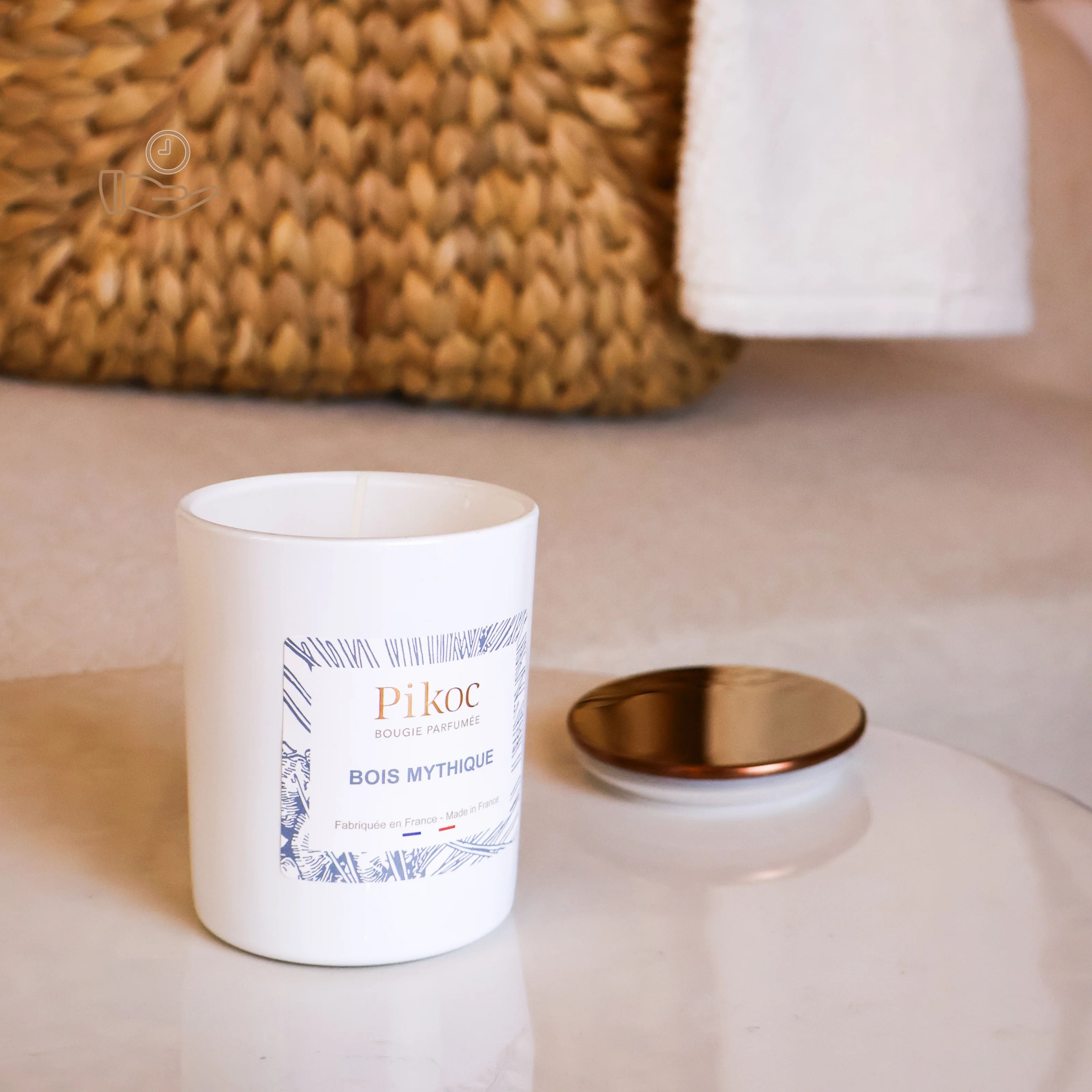 Bougie parfumée Pikoc Bois Mythique, 150g, posé sur une table avec son couvercle