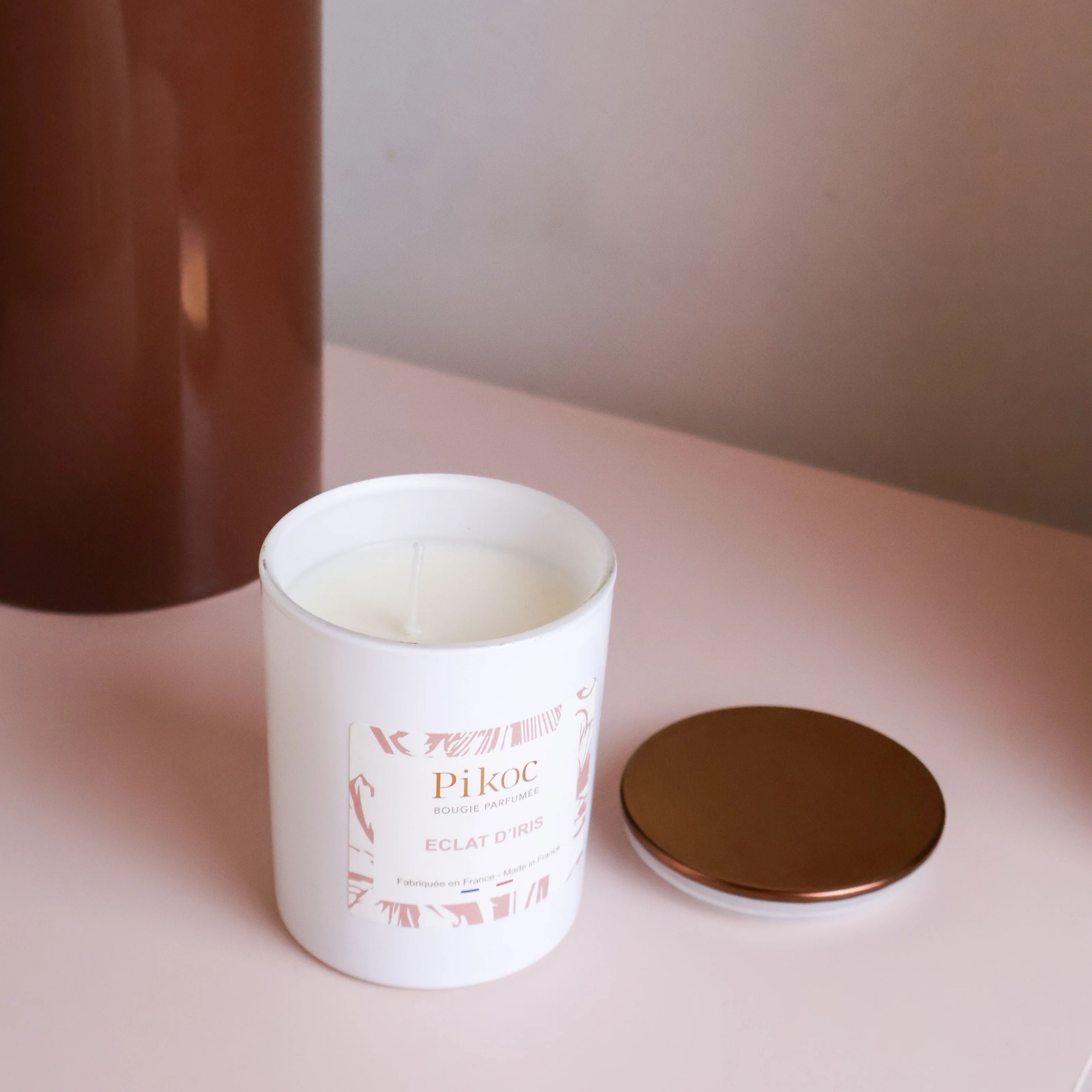 Bougie parfumée Pikoc Éclat d’Iris, 150g, posé sur un meuble avec son couvercle