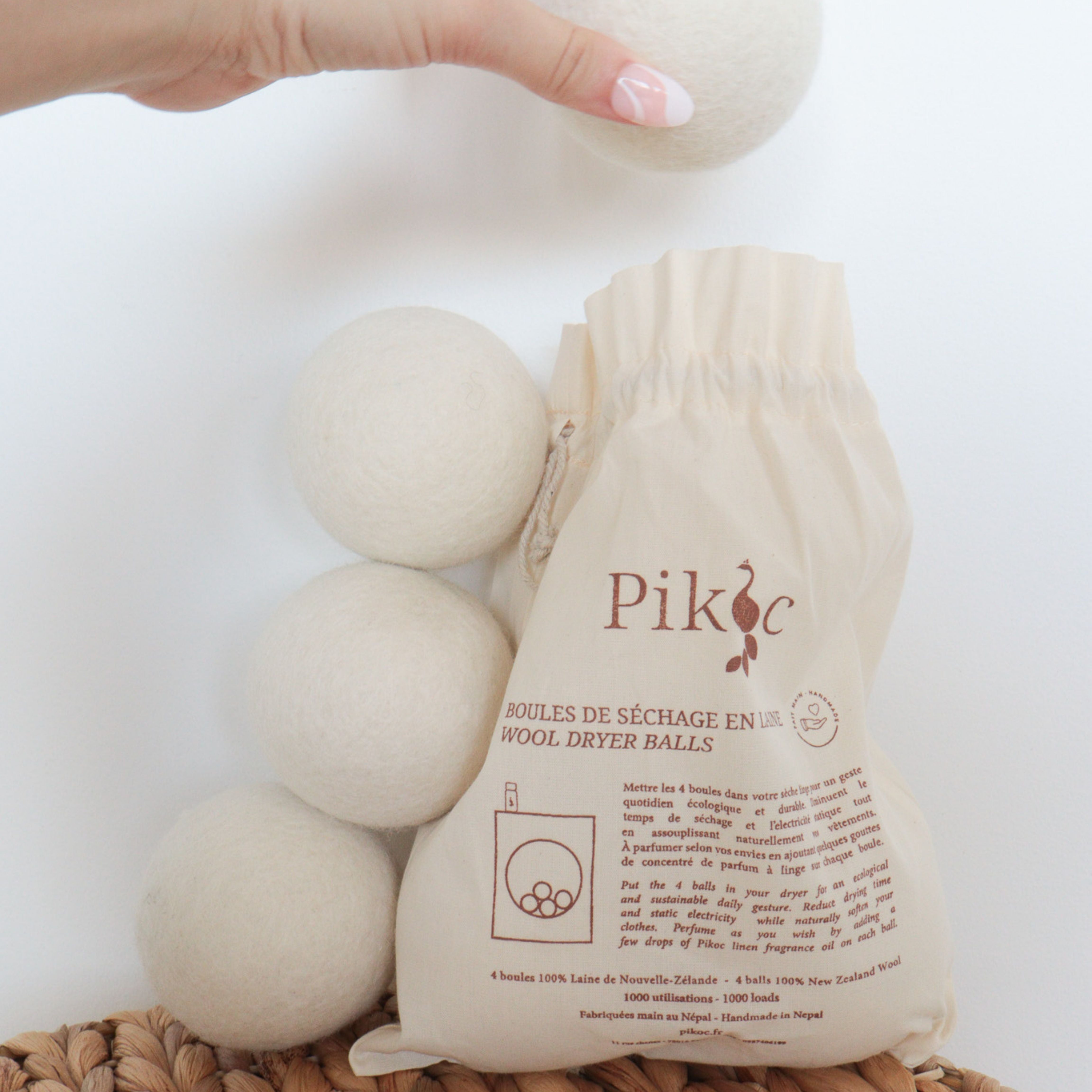 Boule de séchages Pikoc par 4, sortie du sachet avec une boule en main