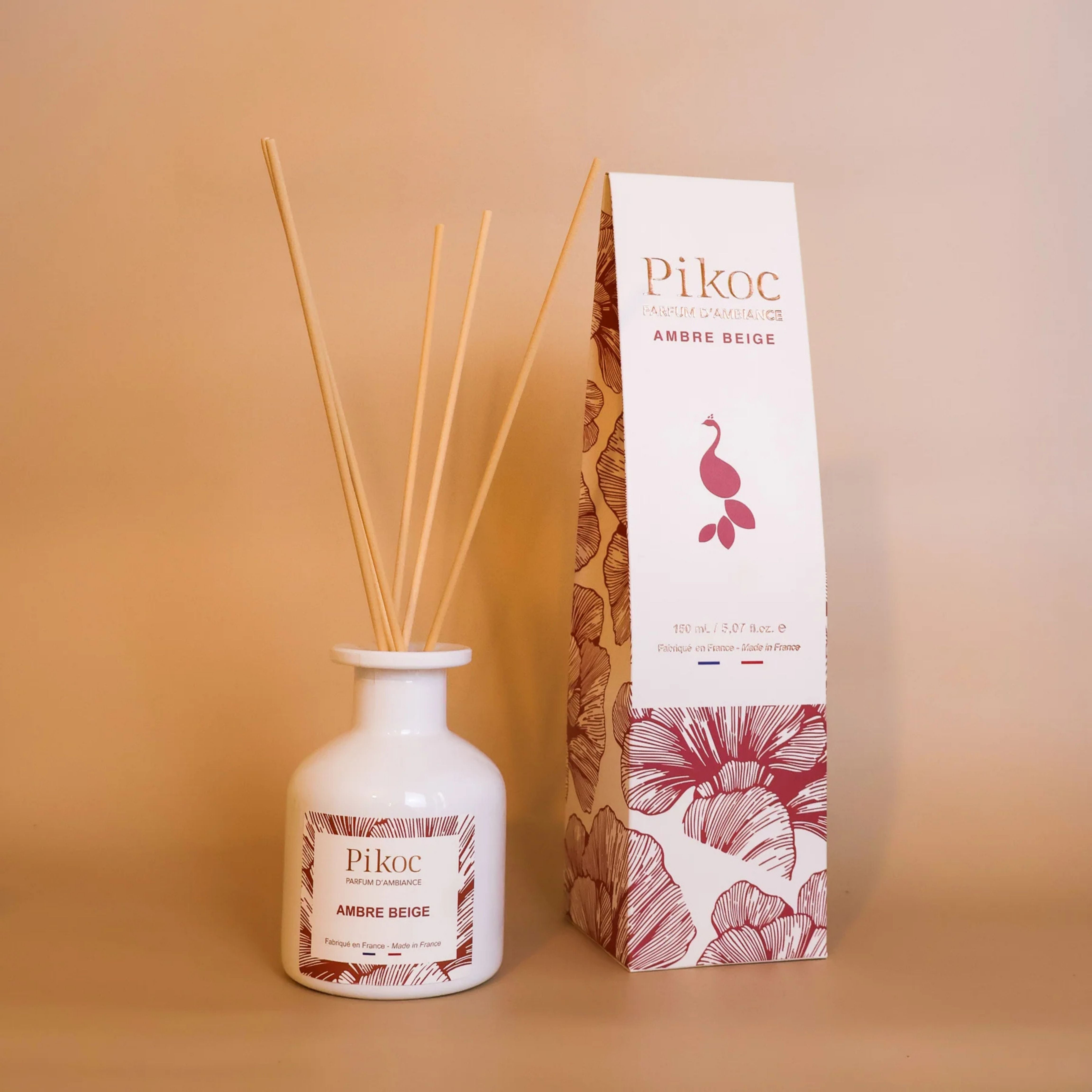 Parfum d’ambiance Pikoc Ambre Beige, 150mL, posé avec son packaging