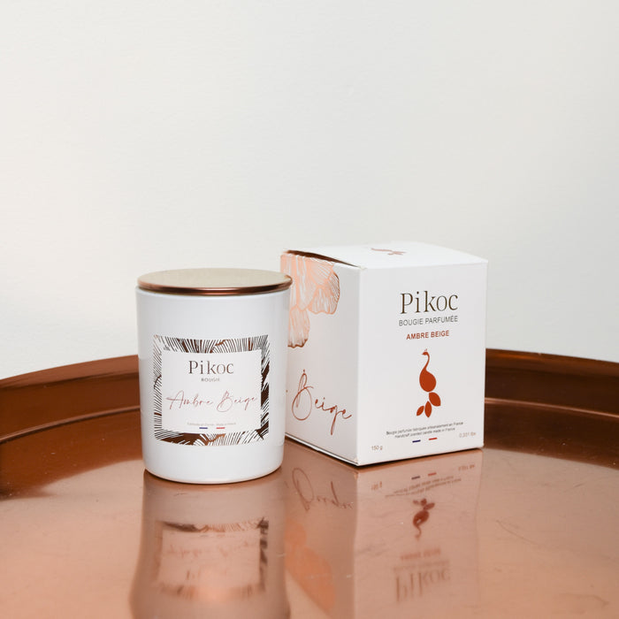 Bougie parfumée Pikoc Ambre Beige, 150g, posé sur un plateau avec sa boite et son couvercle