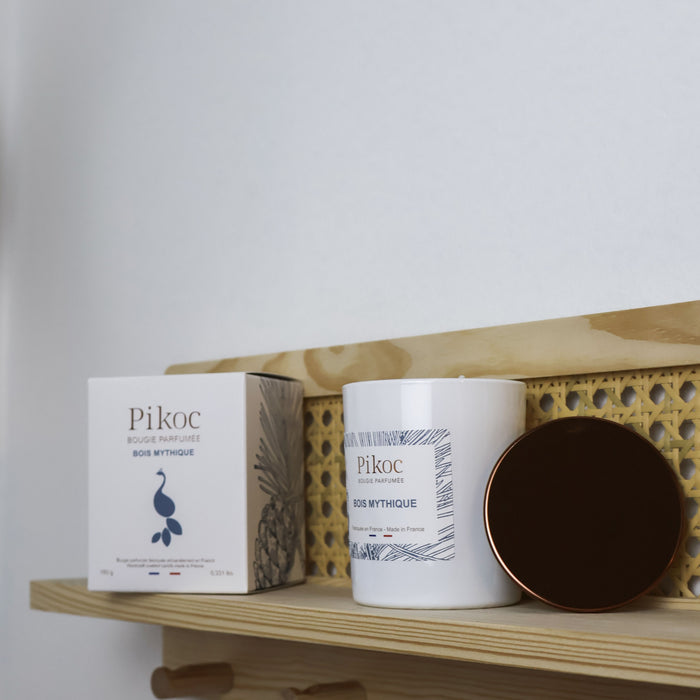 Bougie parfumée Pikoc Bois Mythique, 150g, posé sur une étagère avec sa boite et son couvercle