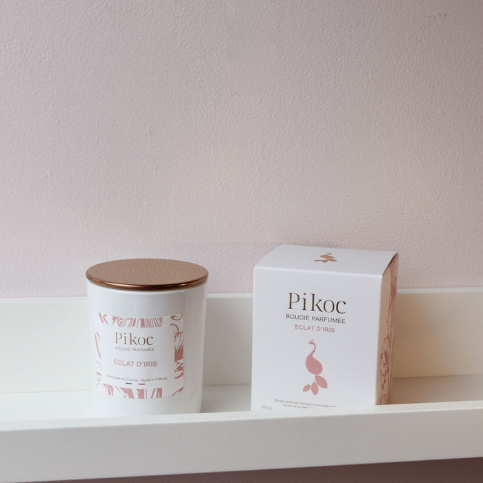 Bougie parfumée Pikoc Éclat d’Iris, 150g, posé sur une étagère avec sa boite et son couvercle
