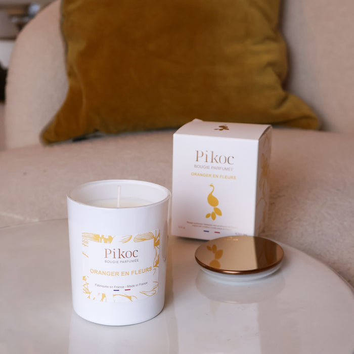 Bougie parfumée Pikoc Oranger en Fleurs, 150g, posé sur une table avec sa boite et son couvercle