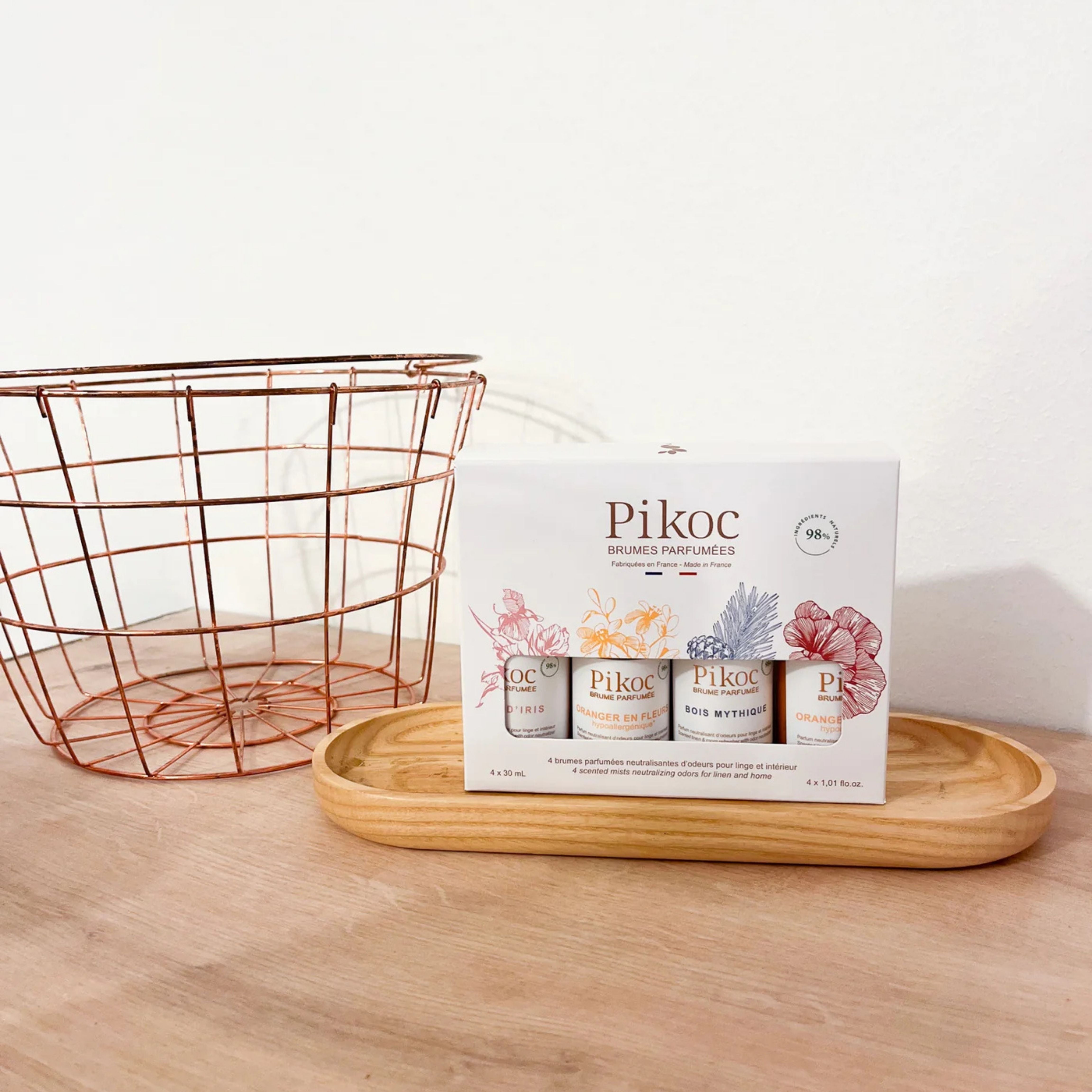 Coffret découverte Pikoc brumes parfumées 30mL, posé sur un socle, ambiance solaire, décoration