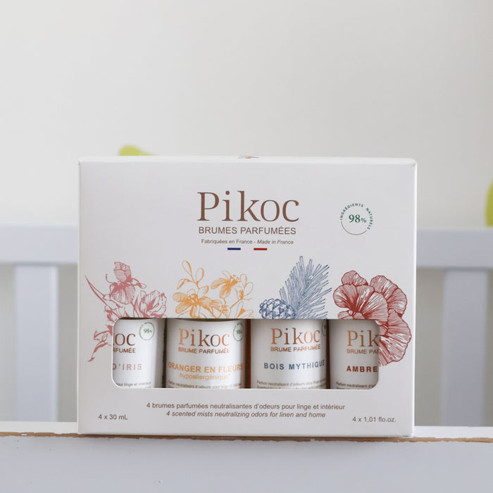 Coffret découverte Pikoc brumes parfumées 30mL, posé sur un lit d’enfant, ambiance chambre