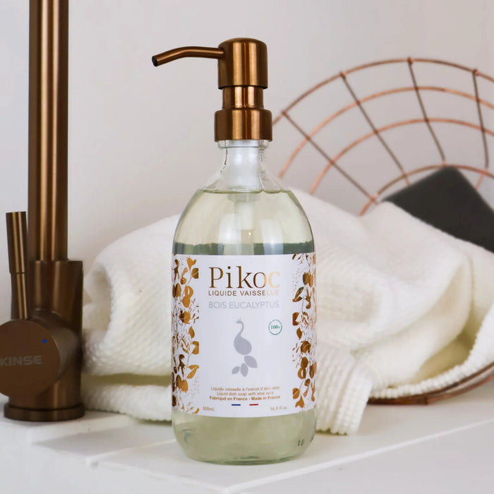 Liquide vaisselle Pikoc Bois Eucalyptus, 490mL, posé à côté d’un évier