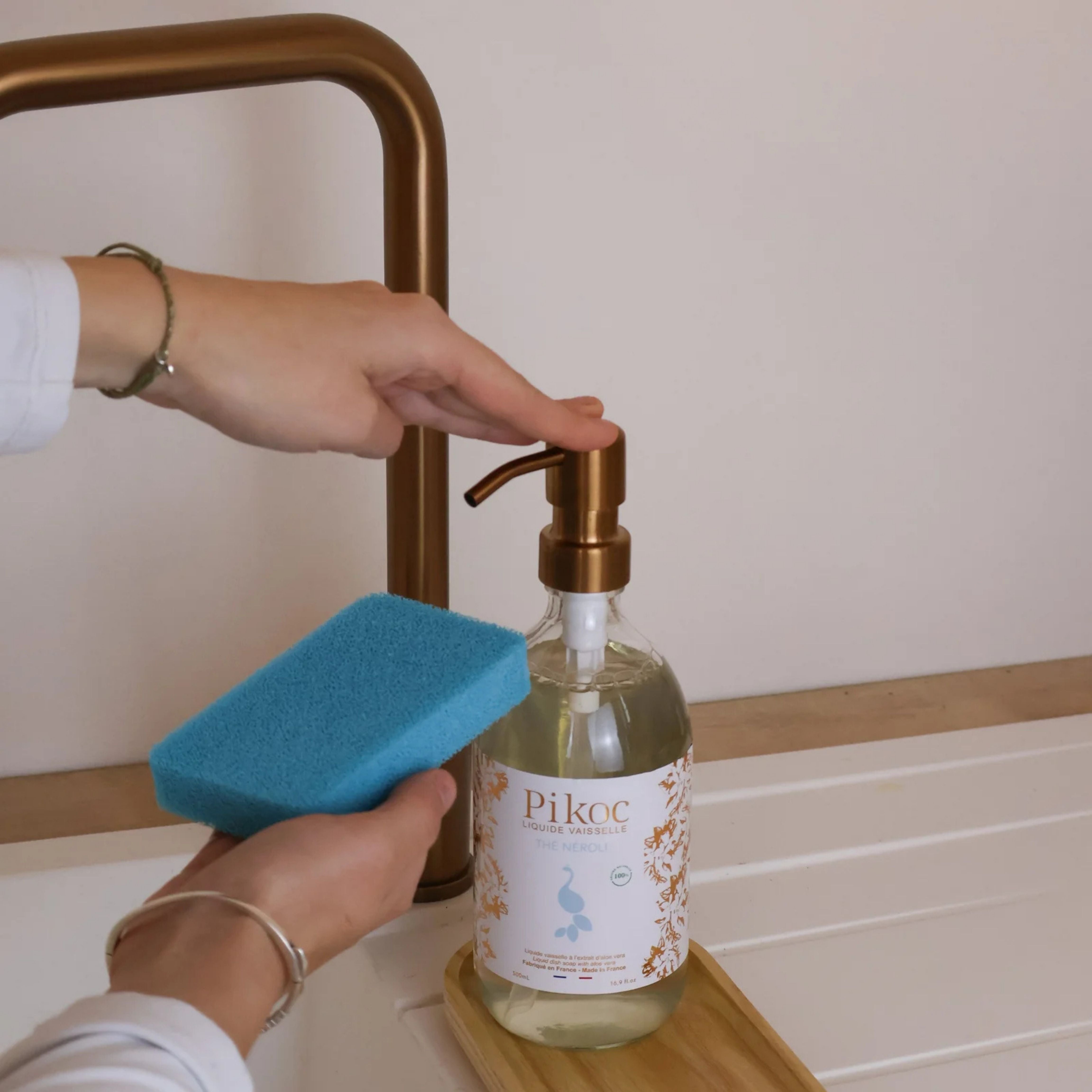 Liquide vaisselle Pikoc Thé Néroli, 490mL, posé sur un évier, en utilisation, ambiance cuisine