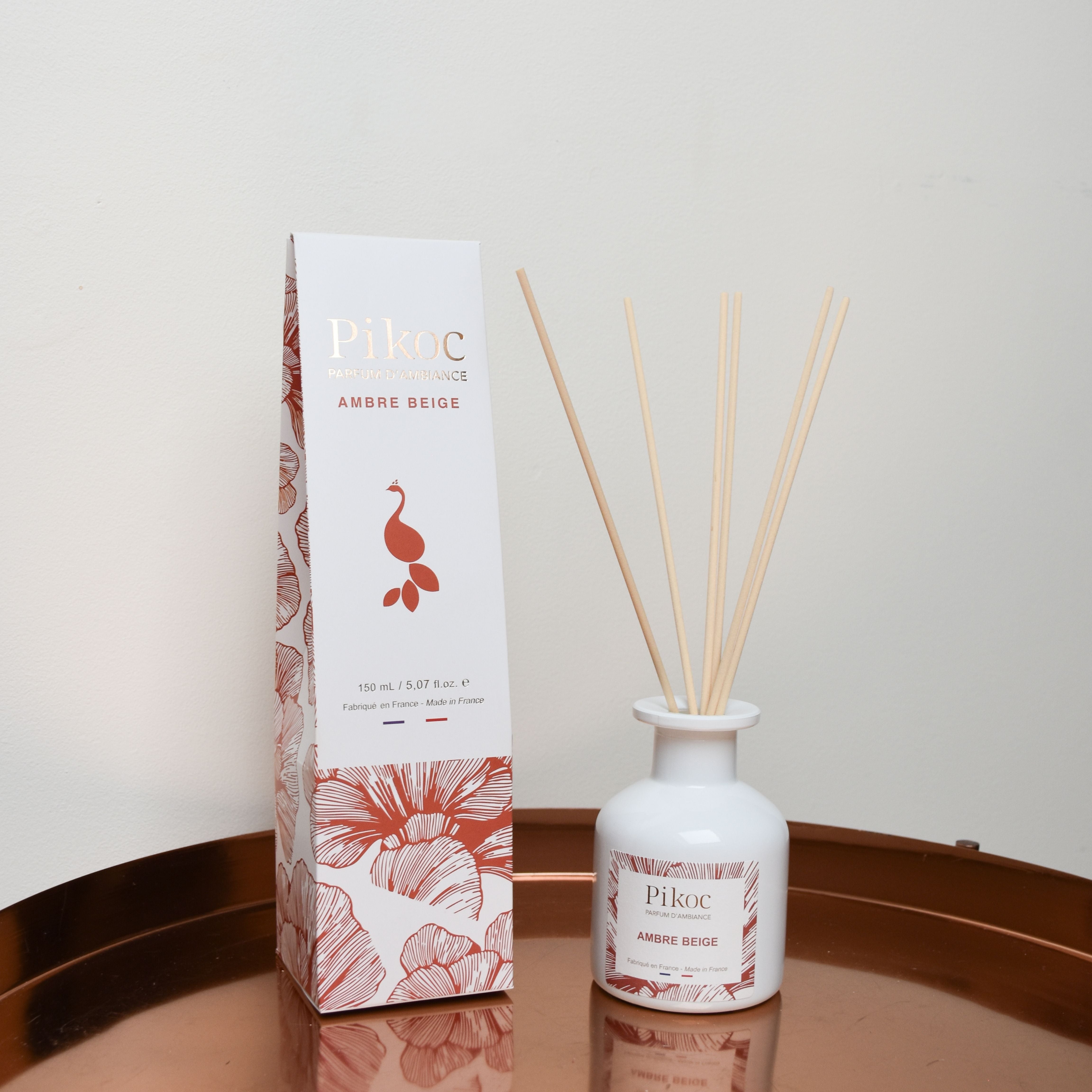 Parfum d’ambiance Pikoc Bois Mythique, 150mL, posé sur un plateau avec son packaging