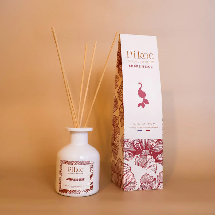 Parfum d’ambiance Pikoc Ambre Beige, 150mL, posé avec son packaging