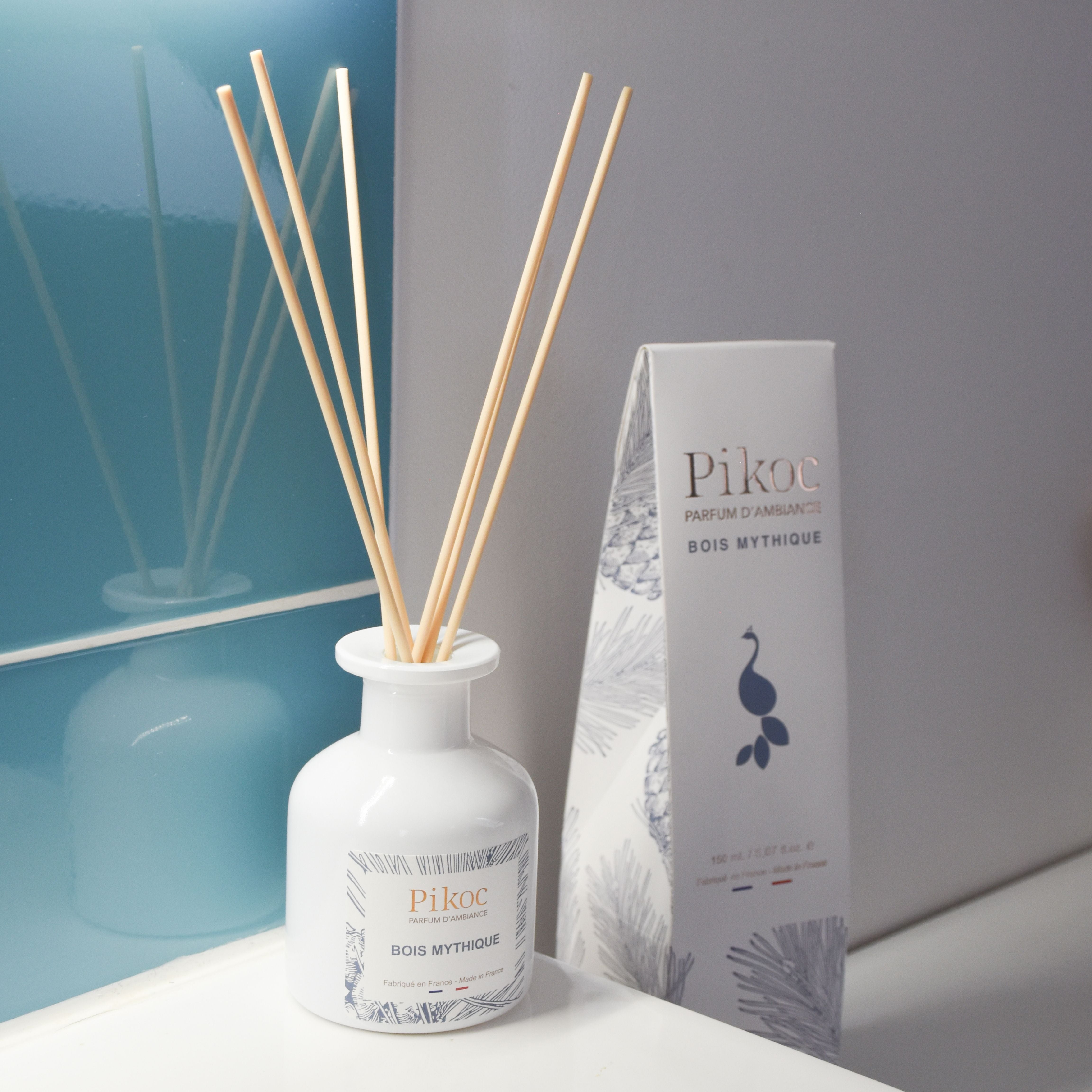 Parfum d’ambiance Pikoc Bois Mythique, 150mL, posé dans une salle de bain avec son packaging