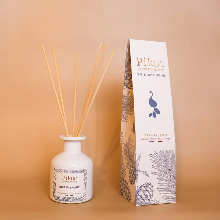 Parfum d’ambiance Pikoc Bois Mythique, 150mL, posé avec son packaging