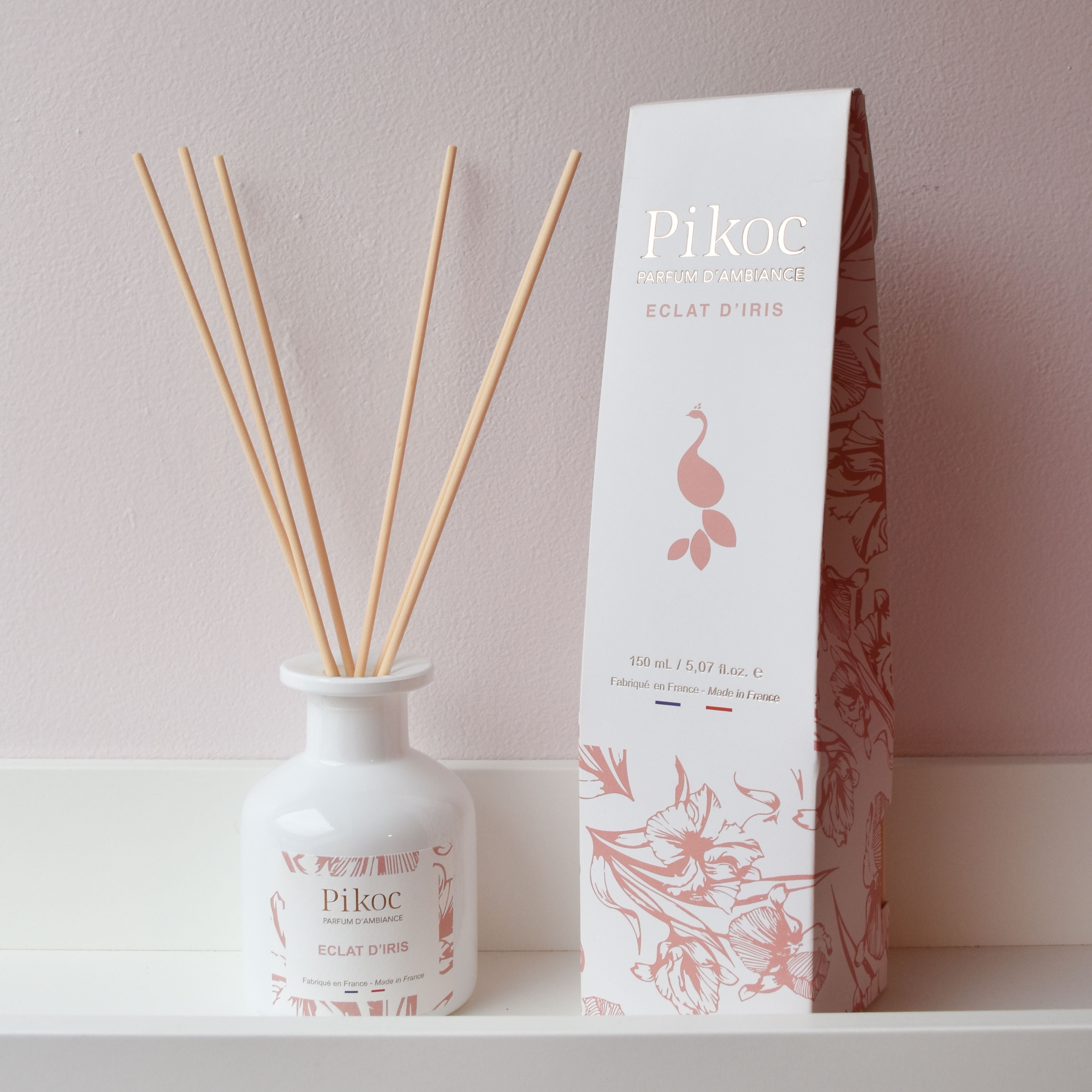 Parfum d’ambiance Pikoc Éclat d’Iris, 150mL, posé sur une étagère avec son packaging