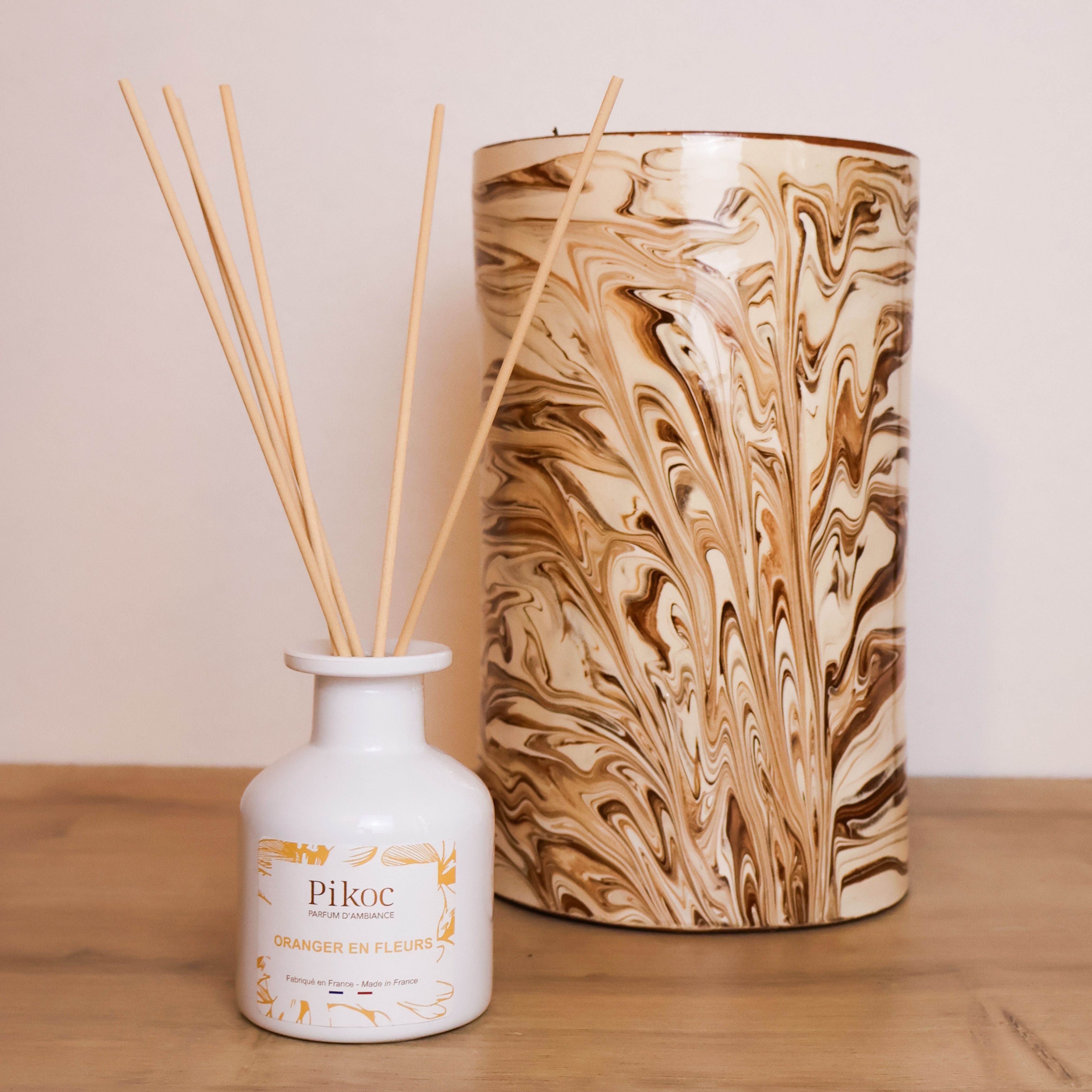 Parfum d’ambiance Pikoc Oranger en Fleurs, 150mL, posé sur une table avec un vase
